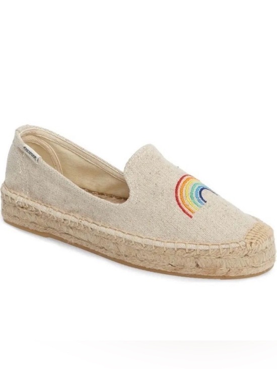 Soludos Shoes - Like new Soludos Light Beige Slippers with Rainbow - Worn once! Women’s size 6.5
